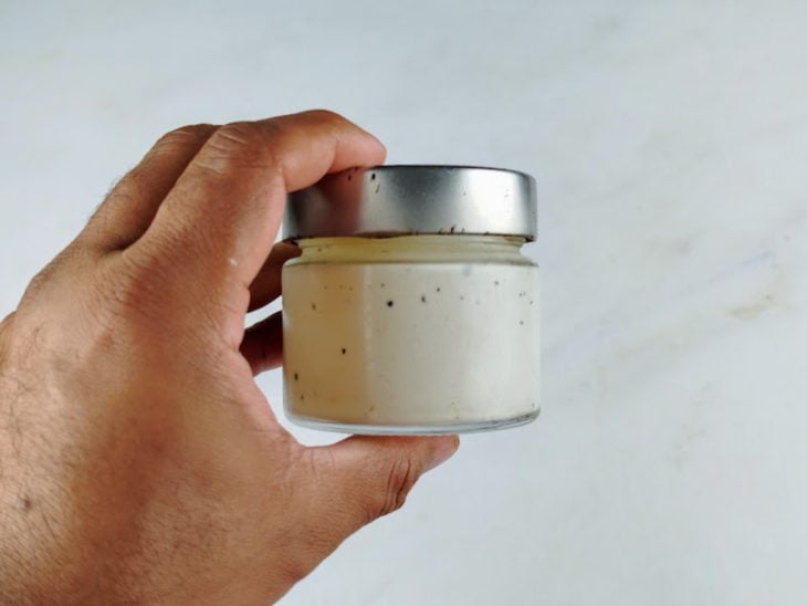 Pote tampado com os ingredientes misturados dentro.