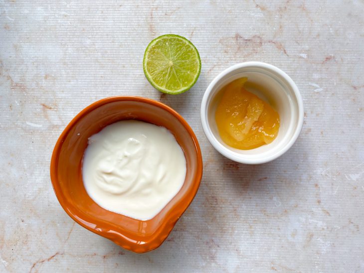 Ingredientes para a receita reunidos em uma bancada.