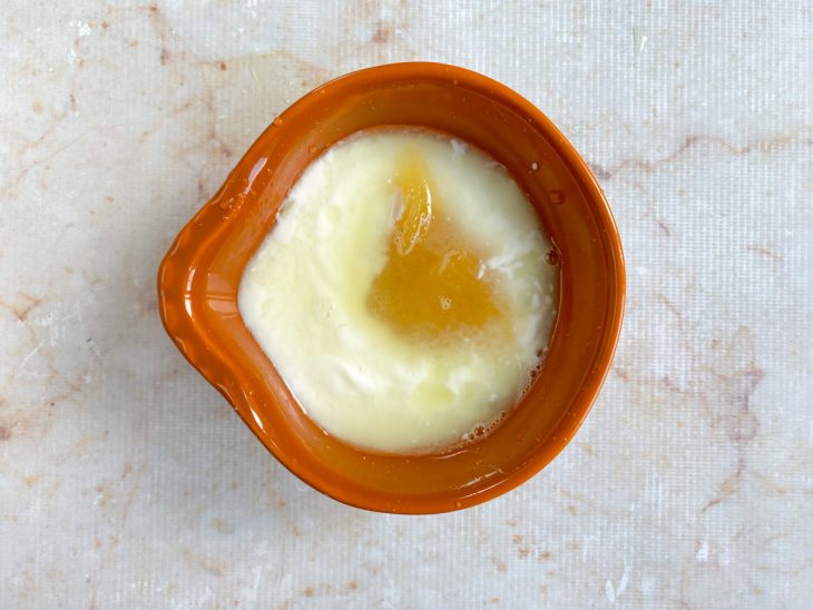 Iogurte natural, mel e suco de limão colocados em um recipiente.