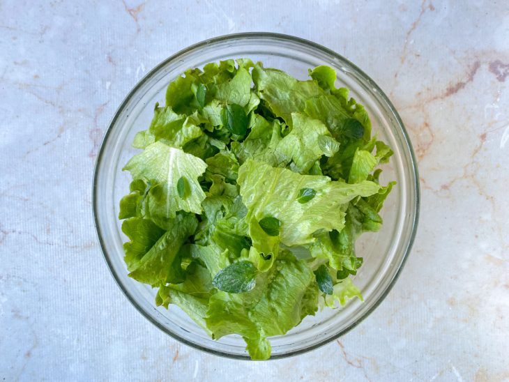 Folhas verdes em um bowl de vidro.