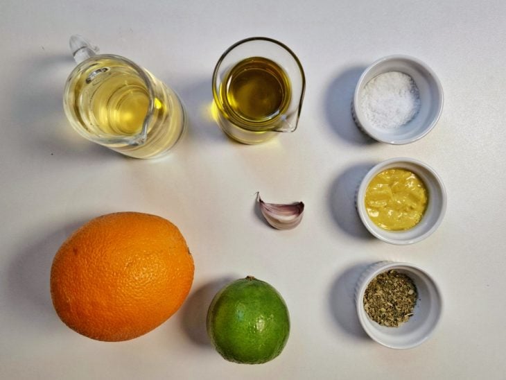 Uma bancada com os ingredientes da receita.