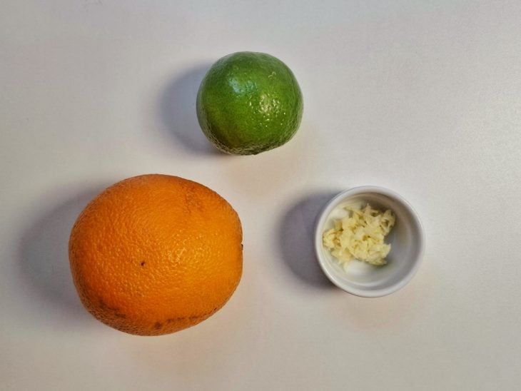 Frutas lavadas e alho ralado.