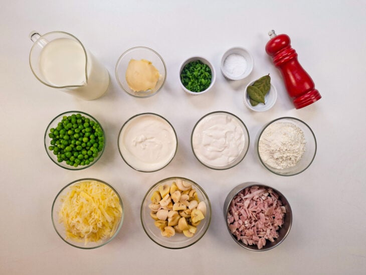 Ingredientes separados sobre a bancada.
