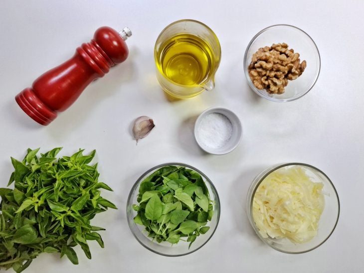 Ingredientes reunidos em uma bancada.