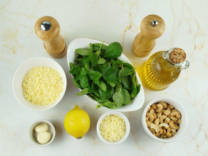 Ingredientes separados sobre a bancada.