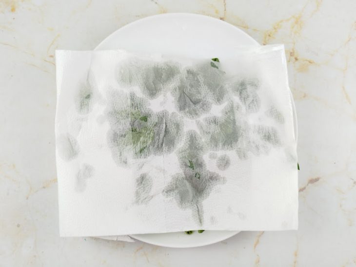 Manjericão secando no papel-toalha.