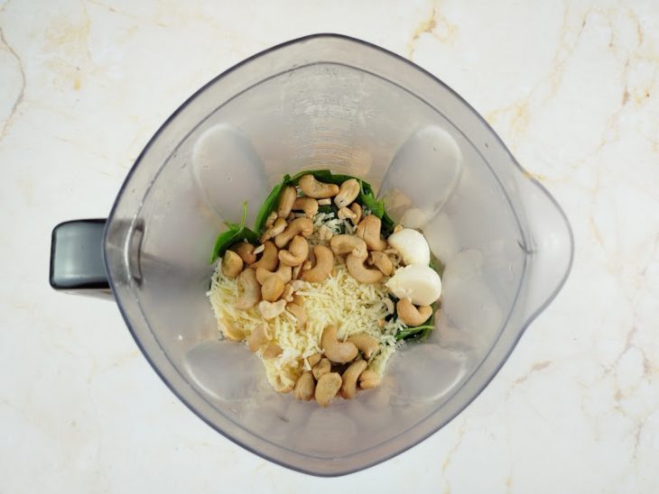 Ingredientes do pesto dispostos no liquidificador antes de bater.
