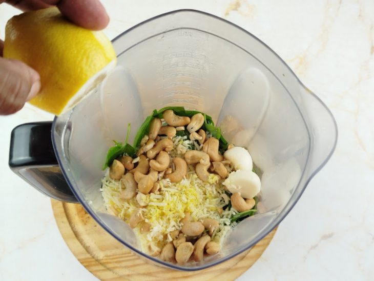 Limão adicionado ao liquidificador.