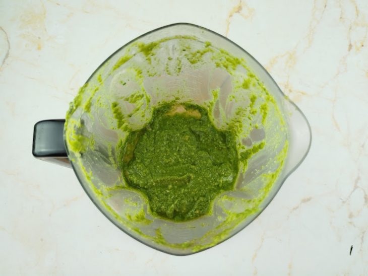 Molho pesto sendo batido até atingir textura cremosa e homogênea.