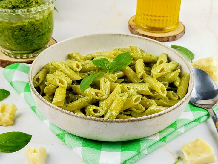 Molho pesto receita original servido no macarrão.