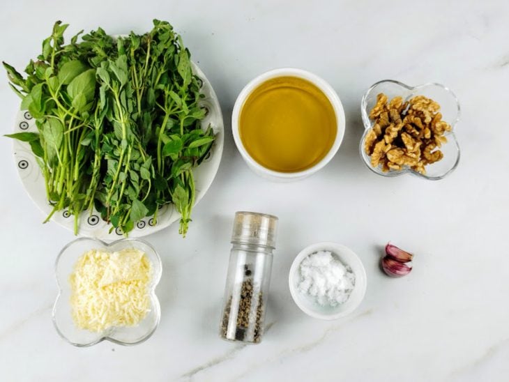 Ingredientes para a receita de molho pesto simples.
