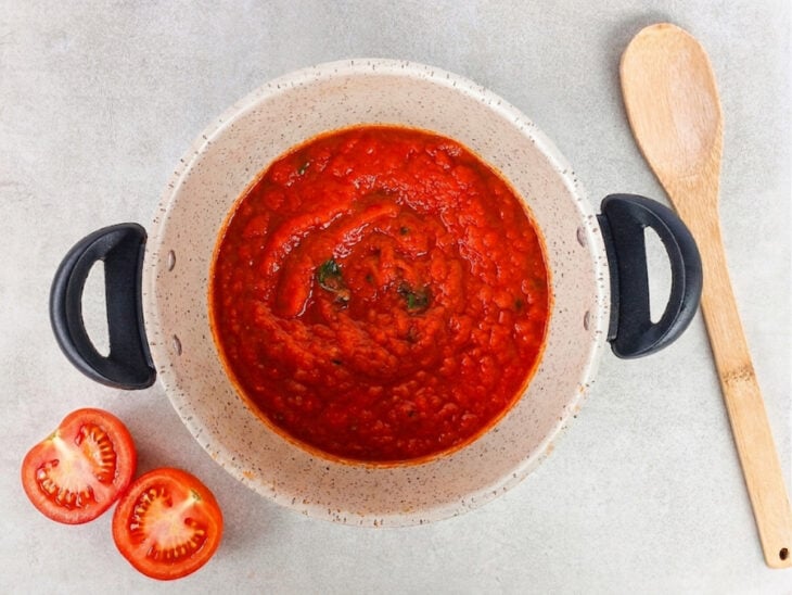 Molho pomodoro pronto, encorpado e aromático na panela.