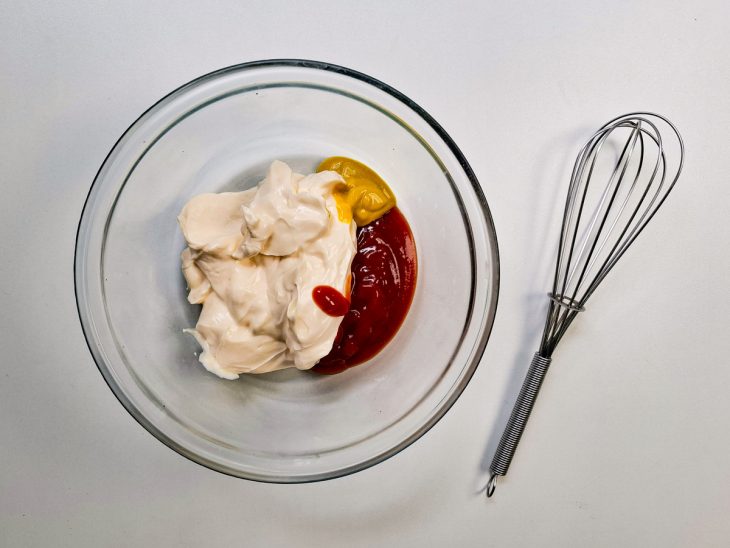 Ingredientes misturados na tigela.