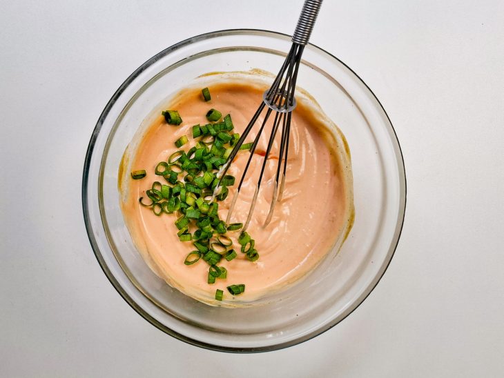 Cebolinha adicionada à mistura.