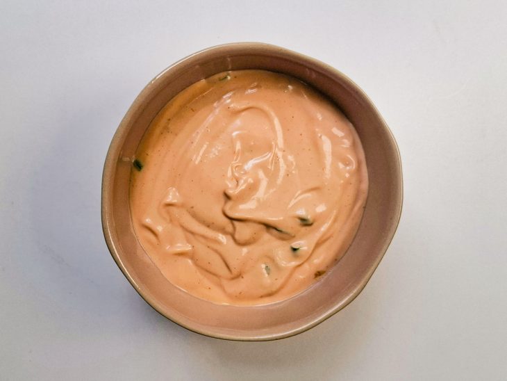 Molho pronto na tigela.