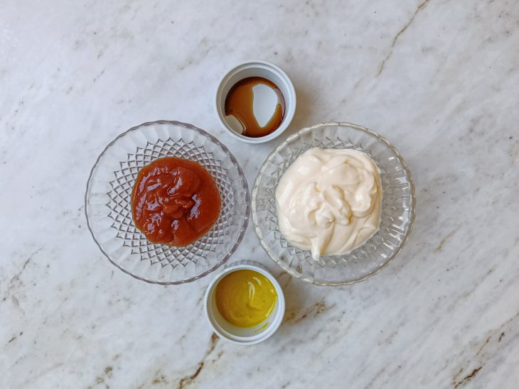 Ingredientes reunidos na bancada.