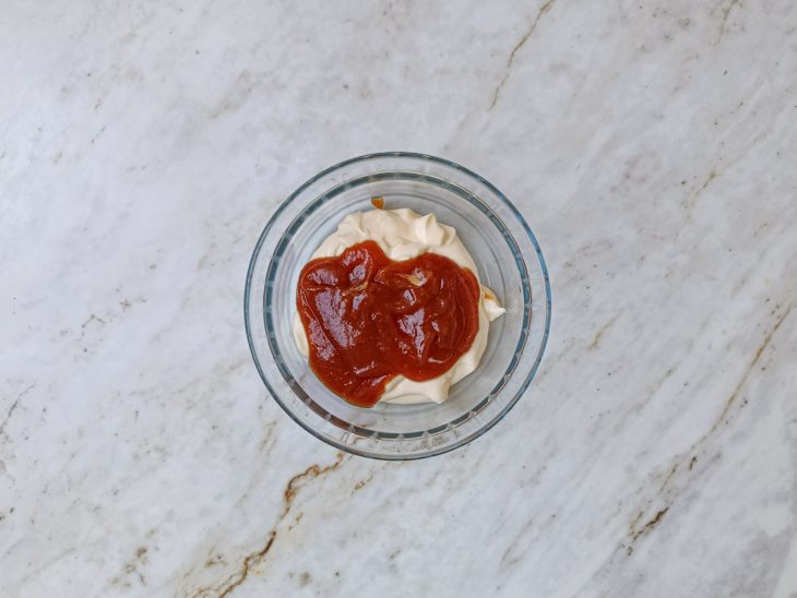 Numa tigela, a maionese e o ketchup.