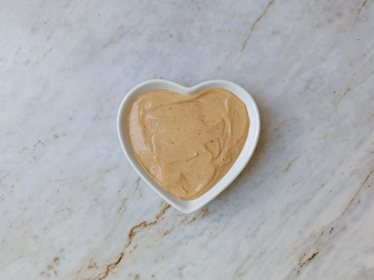 Molho transferido para uma tigela.