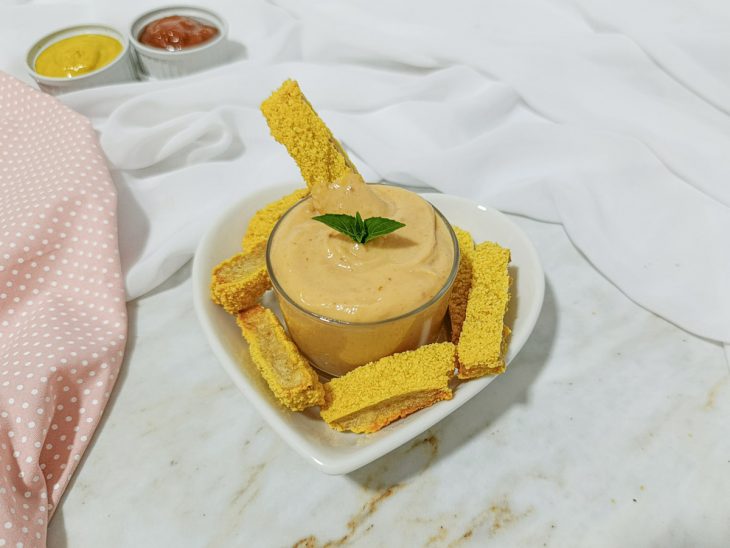 Molho pronto, servido com nuggets.