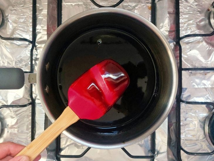 Uma panela contendo molho tarê com laranja.