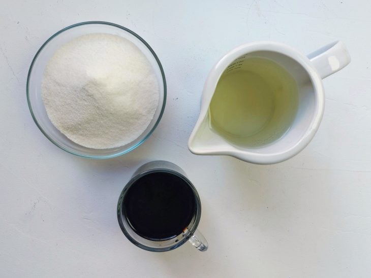 Uma bancada com os ingredientes separados.