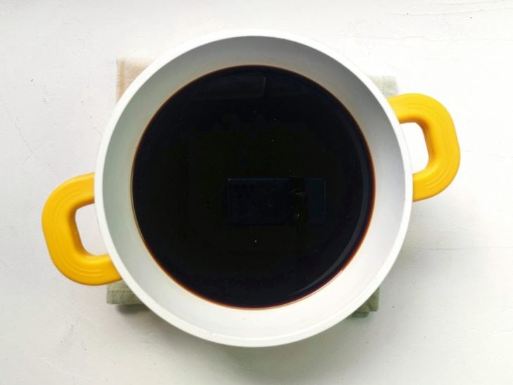 Uma panela contendo a mistura de vinagre, shoyu e açúcar.