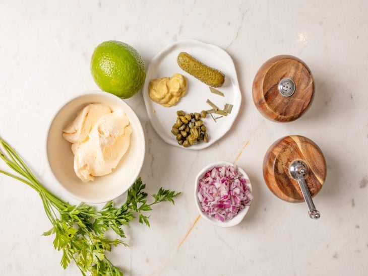 Uma bancada com os ingredientes.