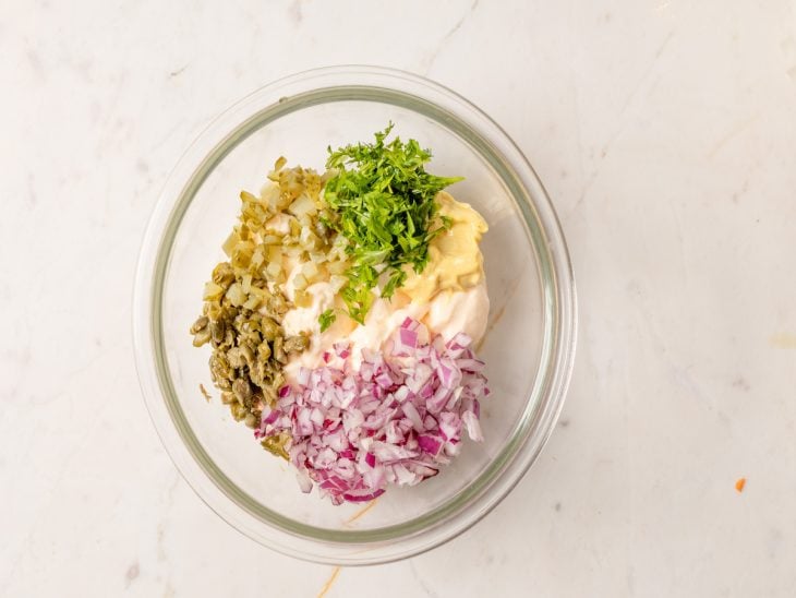 Uma tigela com a junção dos ingredientes do molho.