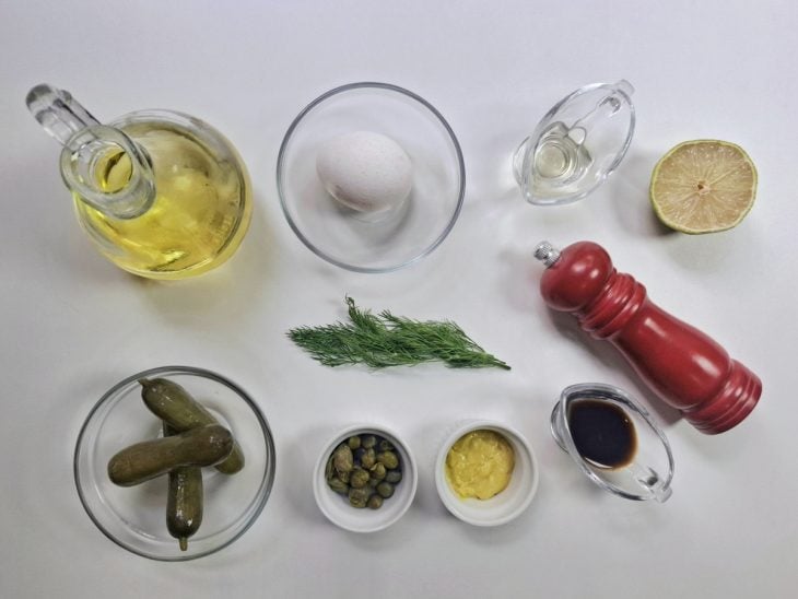 Ingredientes para a receita de molho tártaro separados em uma bancada.