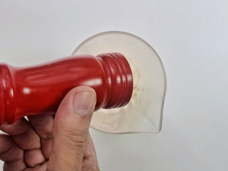 Temperos adicionados no recipiente.