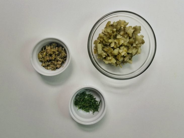Ingredientes picados e reservados em recipientes distintos.