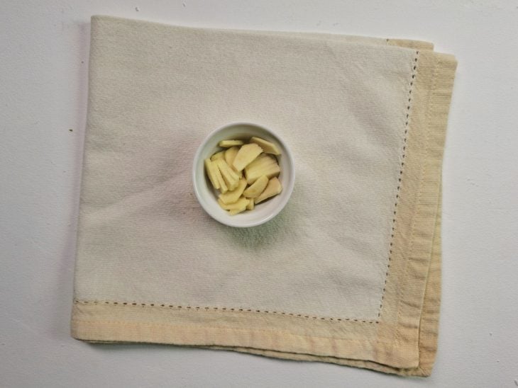 Gengibre cortado em um recipiente.