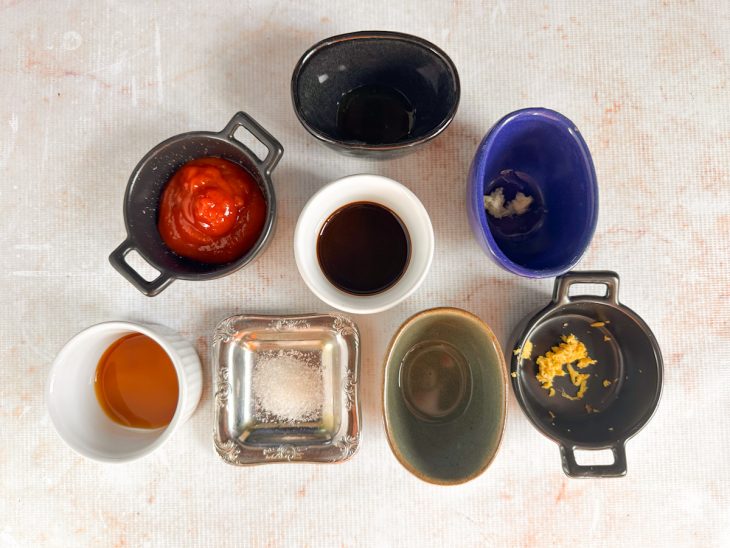 Ingredientes do molho tonkatsu dispostos sobre a bancada.