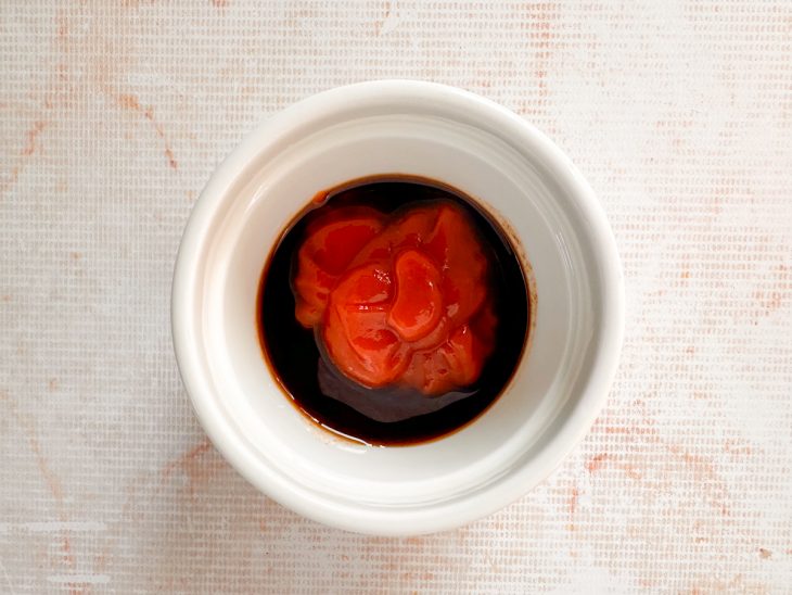 Todos os ingredientes em um potinho pequeno.