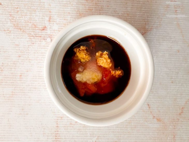 Todos os ingredientes misturados em um potinho pequeno.