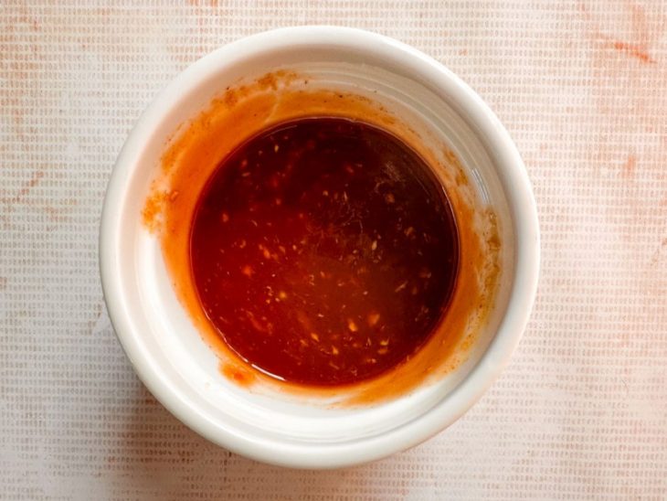 Molho pronto, mostrando sua textura brilhante.