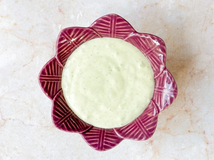 Molho verde caseiro em uma tigela de porcelana.