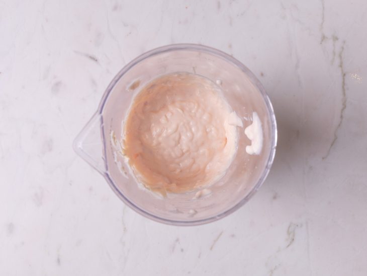 Liquidificador com maionese e cebola batidos.
