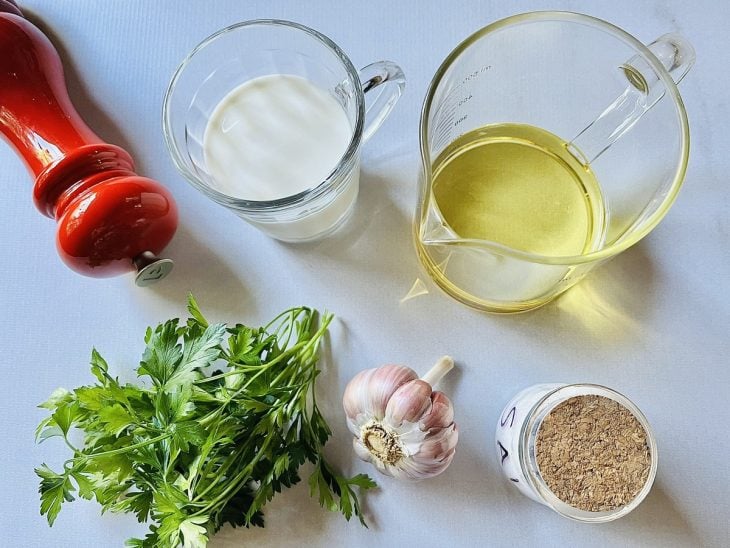 Ingredientes para a receita separados em uma bancada.