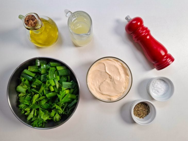 Ingredientes reunidos em uma bancada.
