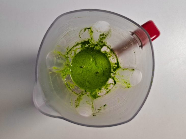 Azeite, suco dos limões, sal, orégano, pimenta-do-reino e cheiro-verde batidos em um liquidificador.