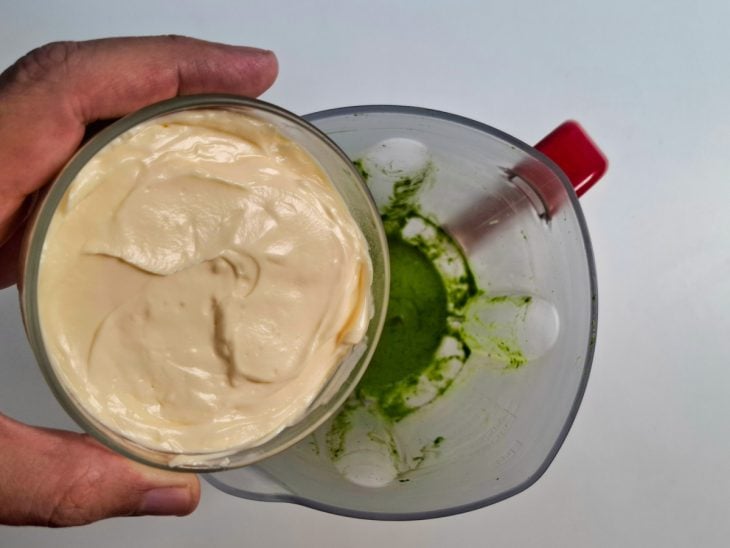 Maionese adicionada ao liquidificador.