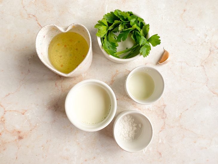 Ingredientes para a receita reunidos em uma bancada.