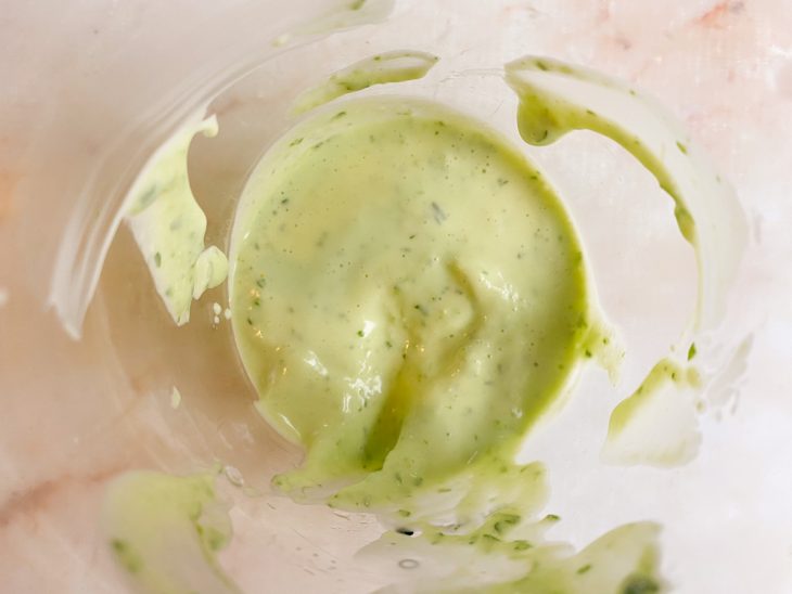 Molho verde batido no liquidificador.