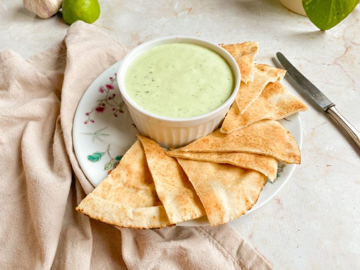 Molho verde simples pronto para consumo e servido com pão-sírio.