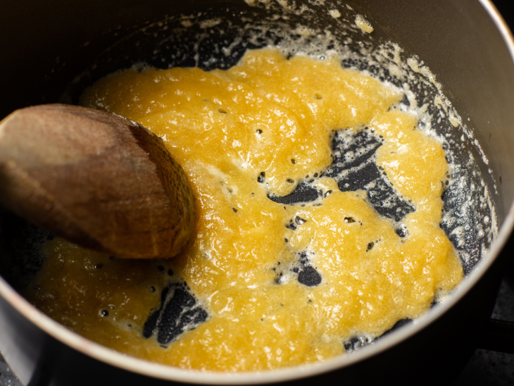 panela com mistura de manteiga e farinha de trigo (roux)