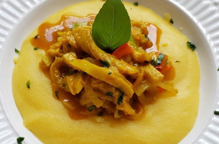 Mondongo ao molho de tomate e polenta