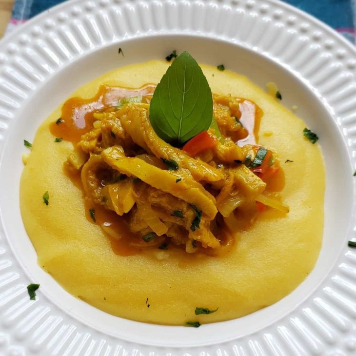 Mondongo ao molho de tomate e polenta