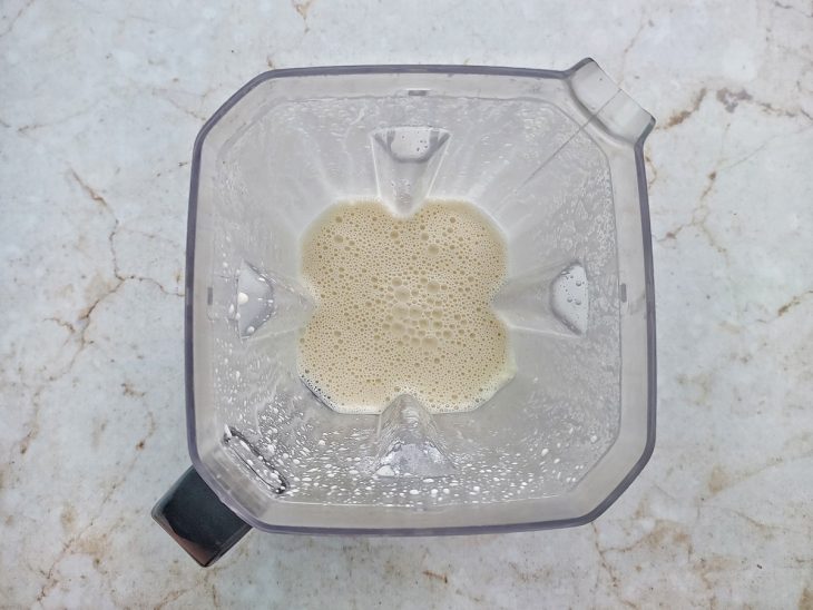 Ingredientes sendo colocados no liquidificador para bater.
