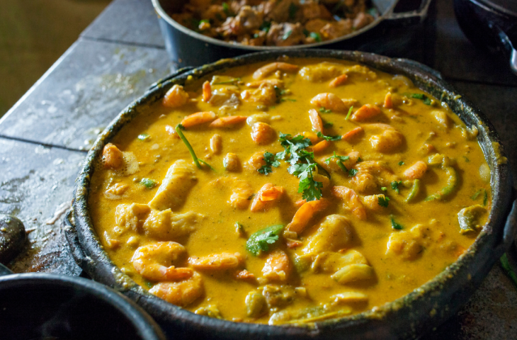 Moqueca baiana de peixe com camarão